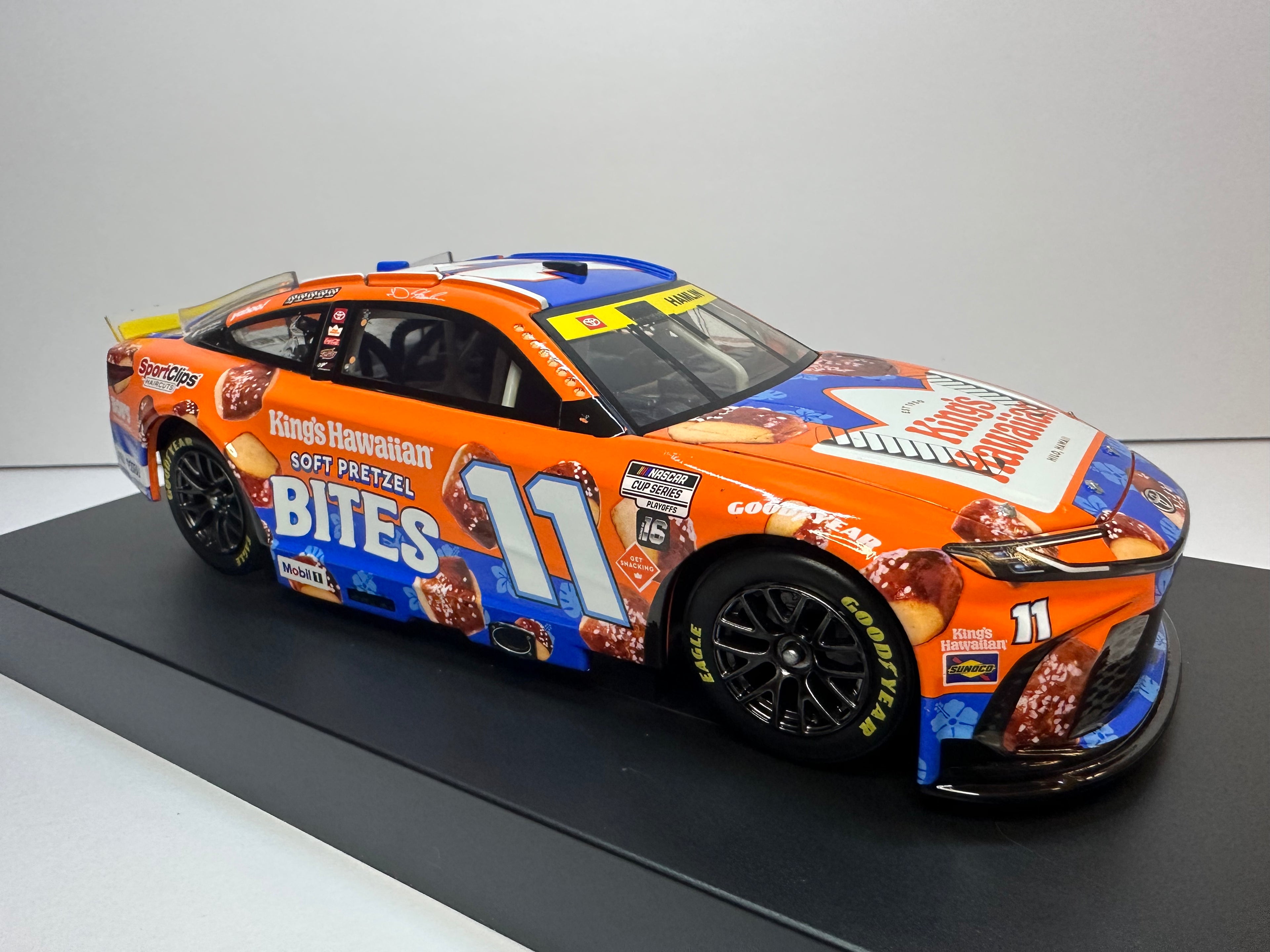 2025 Denny Hamlin #11 King’s Hawaiian Soft Pretzel Bites Lionel NASCAR Diecast 1:24