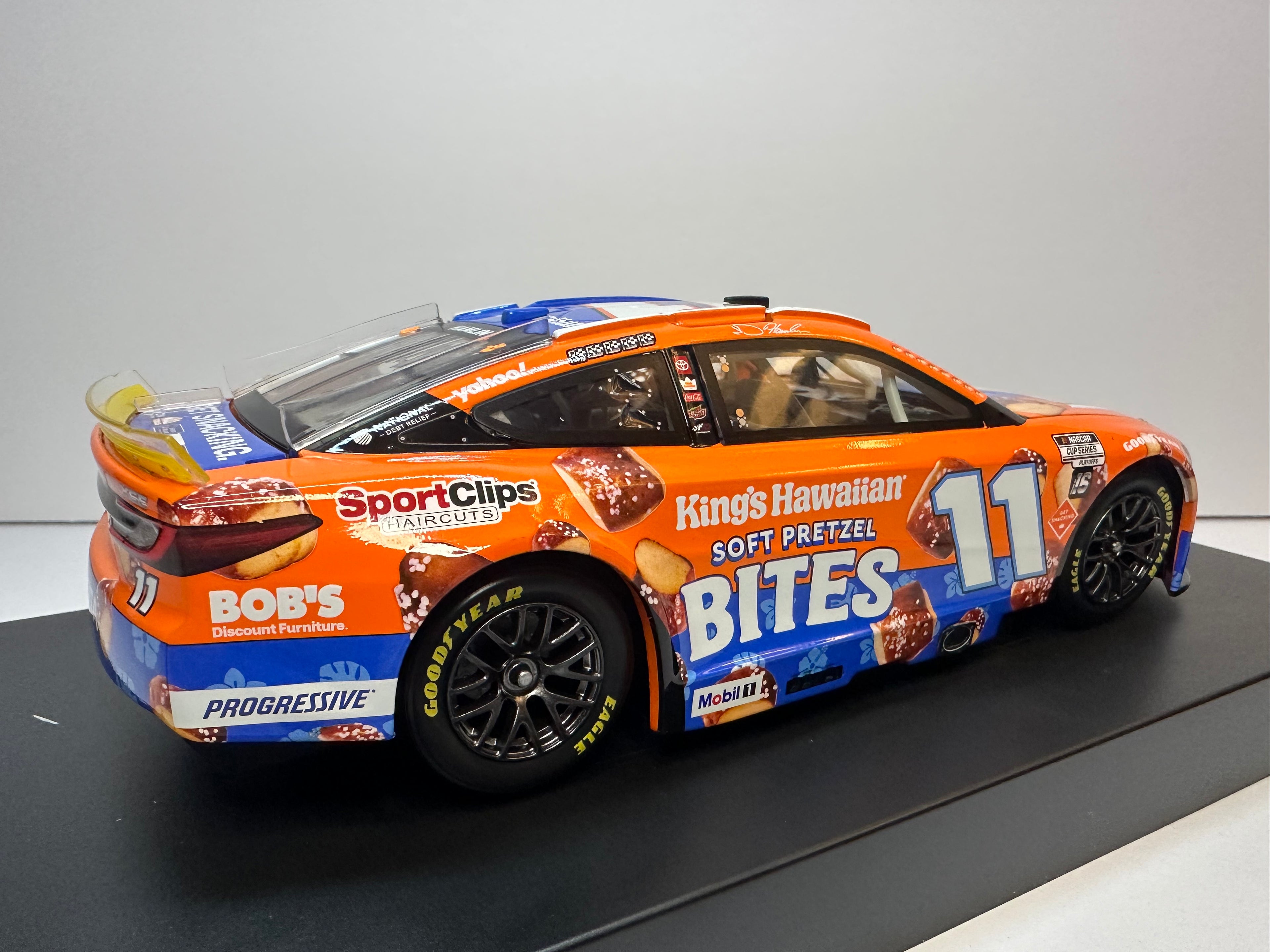 2025 Denny Hamlin #11 King’s Hawaiian Soft Pretzel Bites Lionel NASCAR Diecast 1:24
