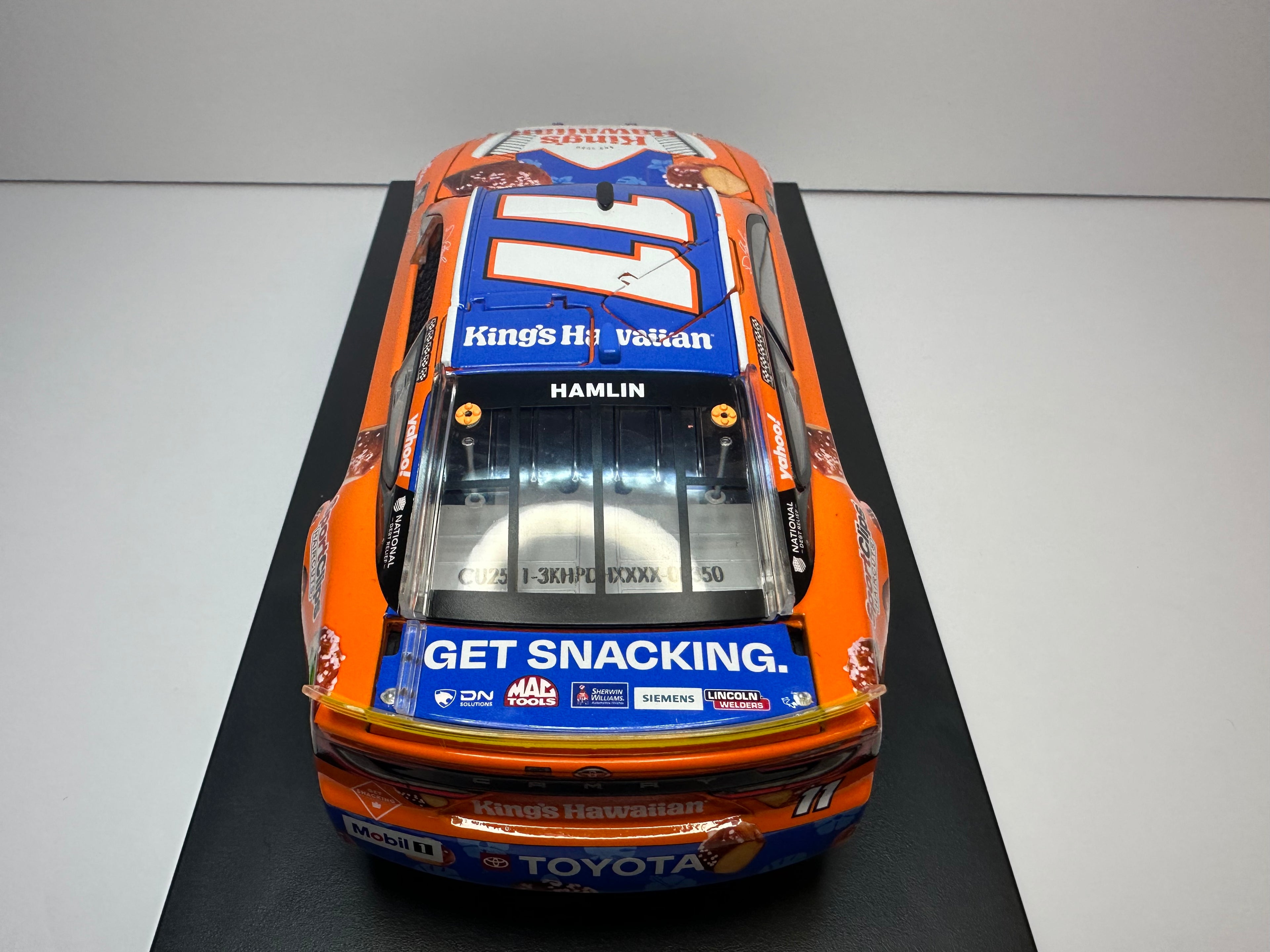 2025 Denny Hamlin #11 King’s Hawaiian Soft Pretzel Bites Lionel NASCAR Diecast 1:24