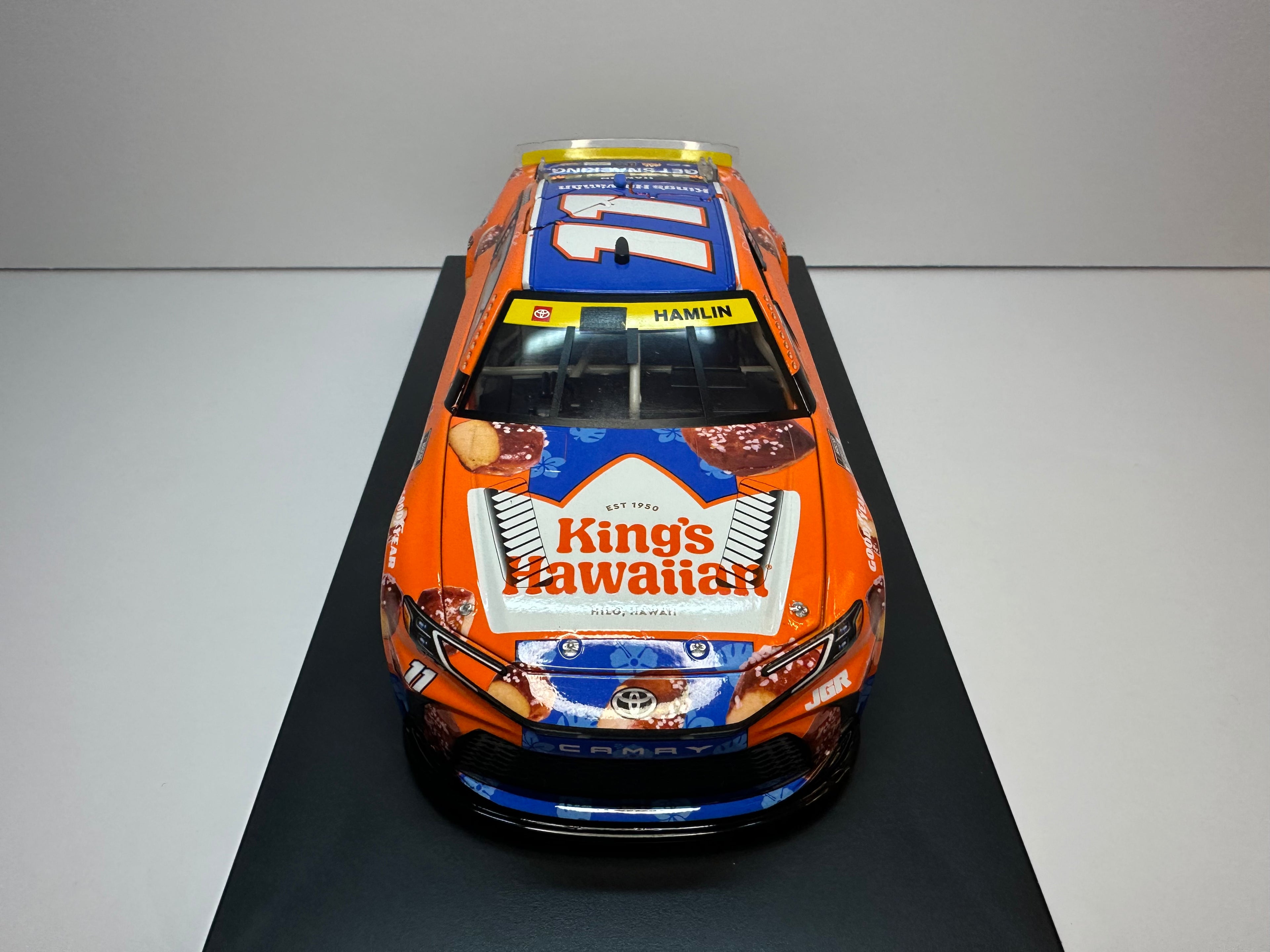 2025 Denny Hamlin #11 King’s Hawaiian Soft Pretzel Bites Lionel NASCAR Diecast 1:24